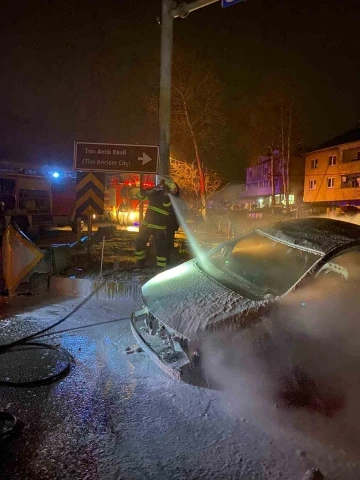 Refüje çarpıp takla atan otomobil alev alev yandı: 1 yaralı
