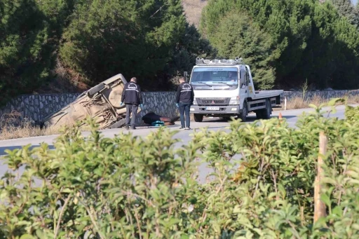 Refüjü aşan otomobil, karşı şeritteki istinat duvarına çarptı: 1 ölü, 1’i ağır 2 yaralı
