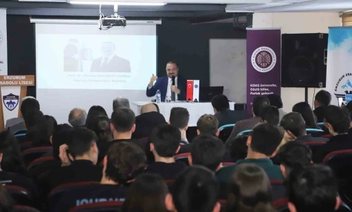 Rektör Hacımüftüoğlu, eğitim gördüğü lisede kariyer söyleşisine katıldı
