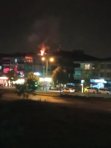 Restoranın çatısı alev alev yandı
