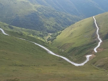 Rize’de 22 kilometrelik yayla yolu için vatandaşlar seferber oldu
