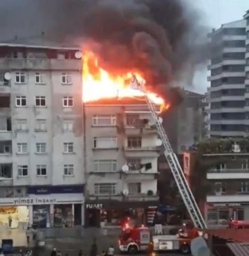 Rize’de binanın çatısında çıkan yangın paniğe neden oldu
