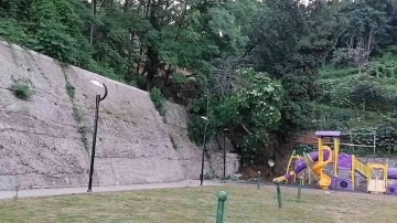 Rize’de çocuk parkında toprak kayması
