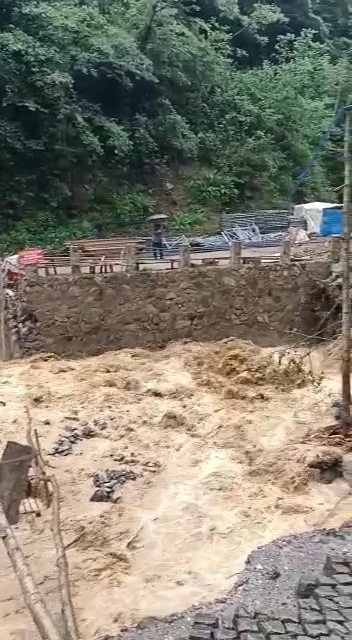 Rize’de dere taştı, yol ulaşıma kapandı
