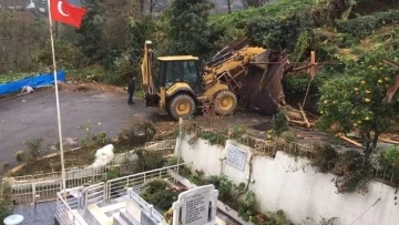 Rize’de fırtına çatıları uçurdu: Araçlar zarar gördü
