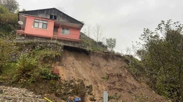 Rize’de heyelan nedeniyle 2 katlı evde yıkılma tehlikesi oluştu
