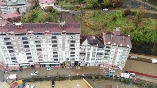 Rize’de heyelan nedeniyle tahliye edilen apartman sakinlerinin bekleyişi sürüyor
