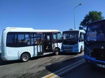 Rize’de iki dolmuş kafa kafaya çarpıştı: 17 yaralı
