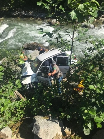 Rize’de otomobil dereye uçtu: 3 yaralı
