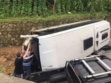 Rize’de tur minibüsü devrildi: 24 yaralı
