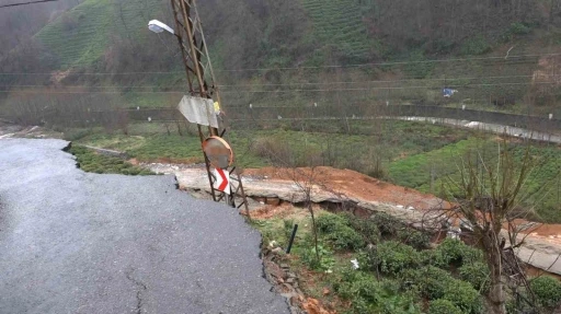 Rize’de yol çöktü, 4 köye ulaşım kapandı
