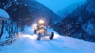 Rize İl Özel İdaresi ekipleri deprem bölgesinde kara takılan yardım araçları için seferber oldu
