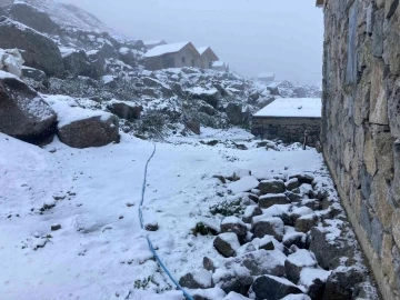 Rize’nin yüksek kesimlerine mevsimin ilk karı yağdı
