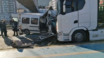 Rize'de korkunç kaza! Öğrenci servisi ile TIR çarpıştı. Ölü ve yaralılar var