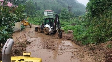 Rize'de sağanak sele neden oldu. Yaşanan heyelanda 9 köy yolu kapandı