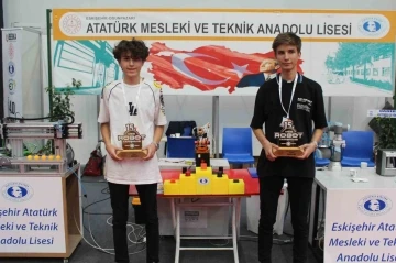 Robot yarışmasında dünya birincisi ve ikincisi olan lise öğrencileri başarı sürecini anlattı
