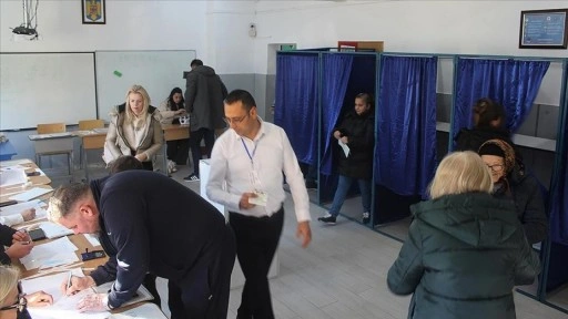 Romanya'da  seçiminin ilk turu tamamlandı... NATO karşıtı  aday önde!