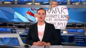 Rus televizyonunda 'savaşa hayır' protestosu! Stüdyoya girdi, pankartı açtı!