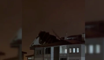 Rüzgar binanın çatısını yerinden söktü
