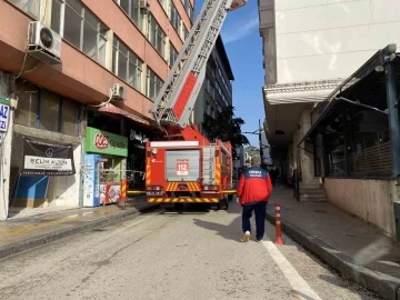 Rüzgardan kırılıp kaldırıma düşen cam kırıkları esnaf ve vatandaşları korkuttu
