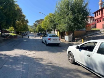 Saatinden önce trafiğe kapanan caddede araçlar mahsur kaldı
