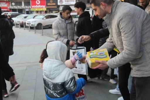 Sabah erkenden sokağa çıkan çocuklar &quot;Şivlilik&quot; diyerek hediyeleri topladı
