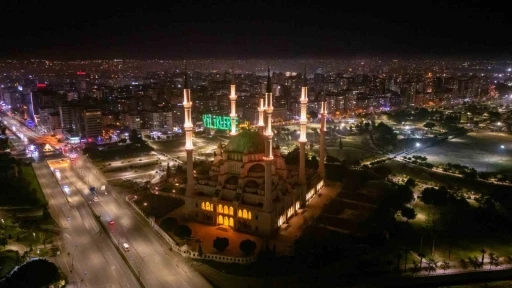 Sabancı Merkez Camii’nde asılan mahya havadan görüntülendi
