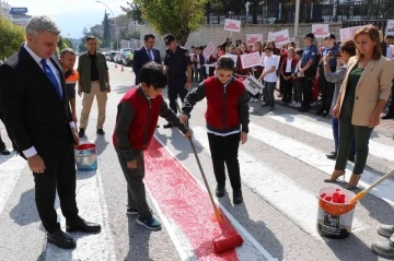 Safranbolu’da yaya geçitleri kırmızıya boyanıp, öğrenciler bilgilendirildi
