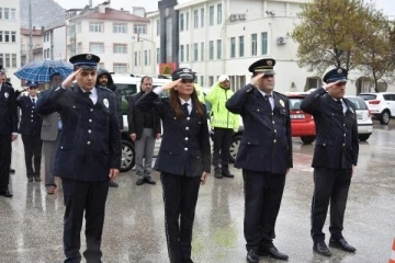 Sağanak altında Polis Haftası töreni