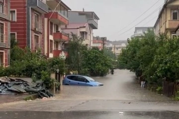 Sağanak hayatı olumsuz etkiledi: Otomobil su altında kaldı, alt geçitler göle döndü