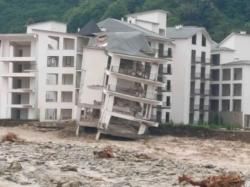 Sağanak, inşaat halindeki termal otelin bloğunu yıktı
