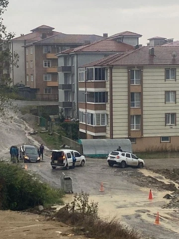 Sağanak o ilçeyi göle çevirdi, çoğu araç bozuk yollarda çukurlara düştü
