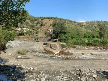 Sağanak sebebiyle köprü yıkıldı, köye ulaşım kapandı
