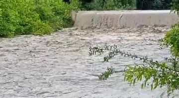 Sağanak sonrası karayolu göle döndü, bahçeler zarar gördü
