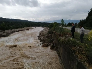 Sağanak yağış dere yatakları ve karayollarına zarar verdi
