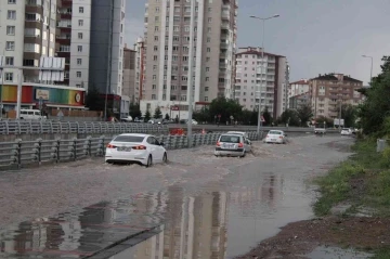 Sağanak yağış hayatı olumsuz etkiledi
