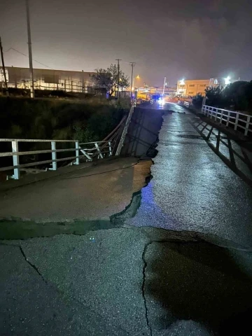 Sağanak yağış köprü yıktı
