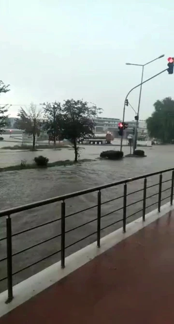 Sağanak yağış yolları nehre çevirdi
