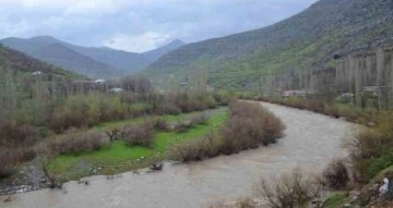 Sağanak yağışlar Habur Çayı’nın debisini yükselti