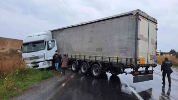 Sağanak yağışta kayan tır yolu trafiğe kapattı
