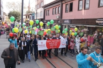 Sağlık çalışanları farkındalık için yürüdü
