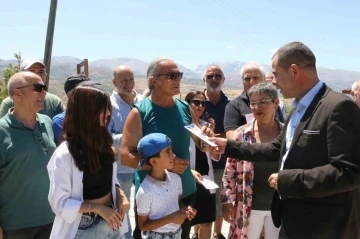 Sağlık ekipleri köylerde keneye karşı vatandaşları bilgilendiriyor
