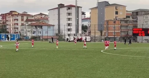 Sahanın sevimli ziyaretçisi futbolcuların antrenmanına ortak oldu
