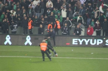 Sahaya atlayıp Kocaelispor tribününe Sakaryaspor atkısı açınca ortalık karıştı
