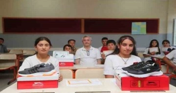 Şahinbey’de karne alan 160 bin öğrenciye spor ayakkabı