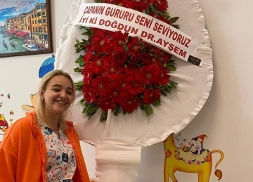 ‘Sahte doktor’ inandırıcı olmak için kendi adına çelenk bile yaptırmış
