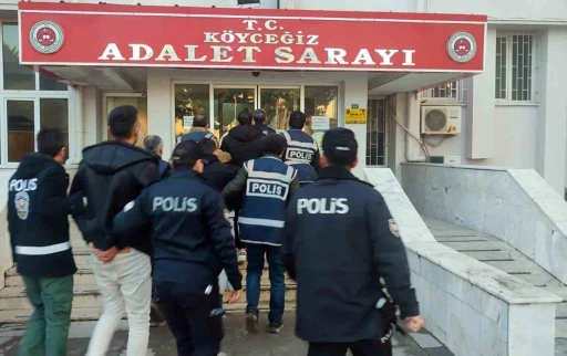 Sahte polisler, gerçek polislere yakalandı
