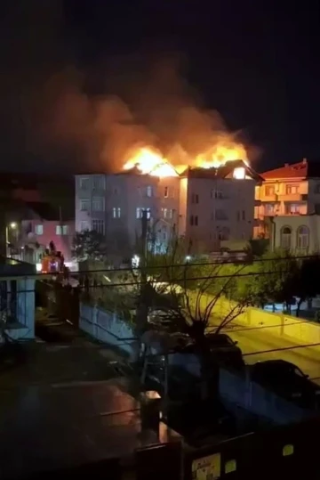 Sakarya’da çatı alevlere teslim oldu, o anlar kamerada
