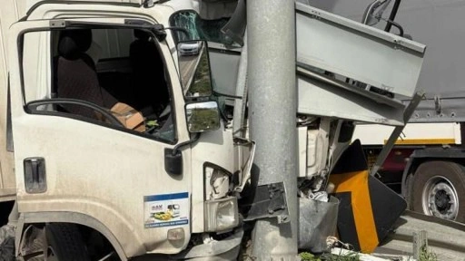 Sakarya'da feci kaza! Kamyonet yön tabelasına ok gibi saplandı