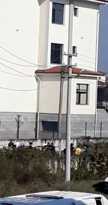 Sakarya’da gençlerin tekme tokat kavgası kamerada
